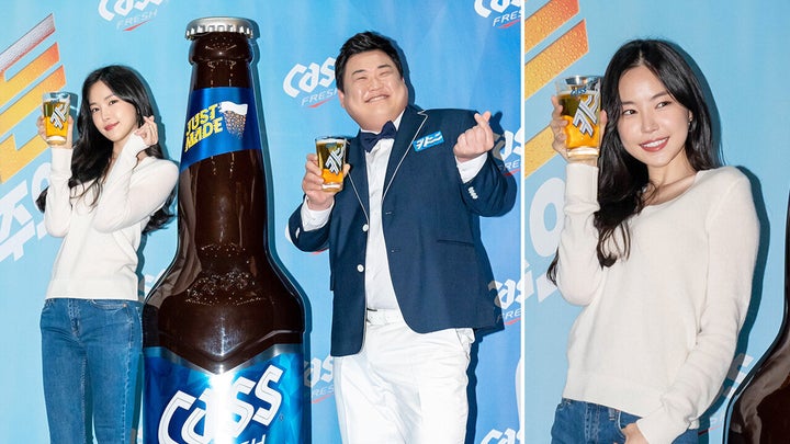 ‘카스 신규 CF 공개 기자간담회’에서 대형 카스와 함께 포즈를 취한 김준현과 손나은