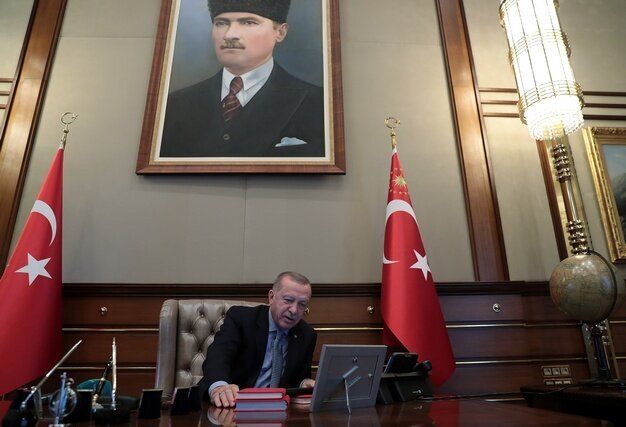 Ο πρόεδρος της Τουρκίας, Ταγίπ Ερντογάν, μιλά στον υπουργό Άμυνας, Χουλουσί Ακάρ, από το τηλέφωνο στο προεδρικό μέγαρο, στην Άγκυρα, στις 9 Οκτωβρίου 2019. 