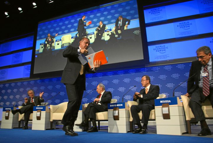 Ο πρωθυπουργός της Τουρκίας Ταγίπ Ερντογάν (κέντρο) αποχωρεί θυμωμένος από την συνάντηση με τον David Ignatius (αριστερά) της Washington Post, τον πρόεδρο του Ισραήλ Σιμόν Πέρες (3ος δεξιά), τον γενικό γραμματέα των Ηνωμένων Εθνών, Μπαν Κι Μουν (2ος δεξιά) και τον γενικό γραμματέα του Συνδέσμου των Αραβικών Χωρών, Amr Moussa, (δεξιά) στο Παγκόσμιο Οικονομικό Φόρουμ (WEF) στο Νταβός 29 Ιανουαρίου 2009.