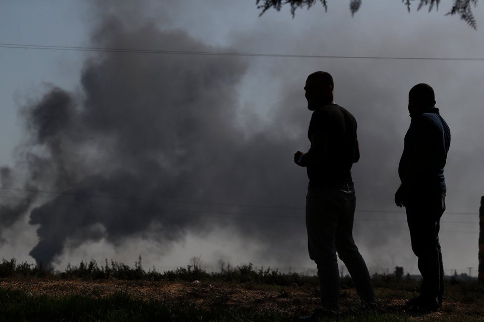 Οι βομβαρδισμοί στη ΒΑ Συρία όπως φαίνονται από την άλλη πλευρά των συνόρων. Ακτσάκαλε, επαρχία Σανλιούρφα, Τουρκία