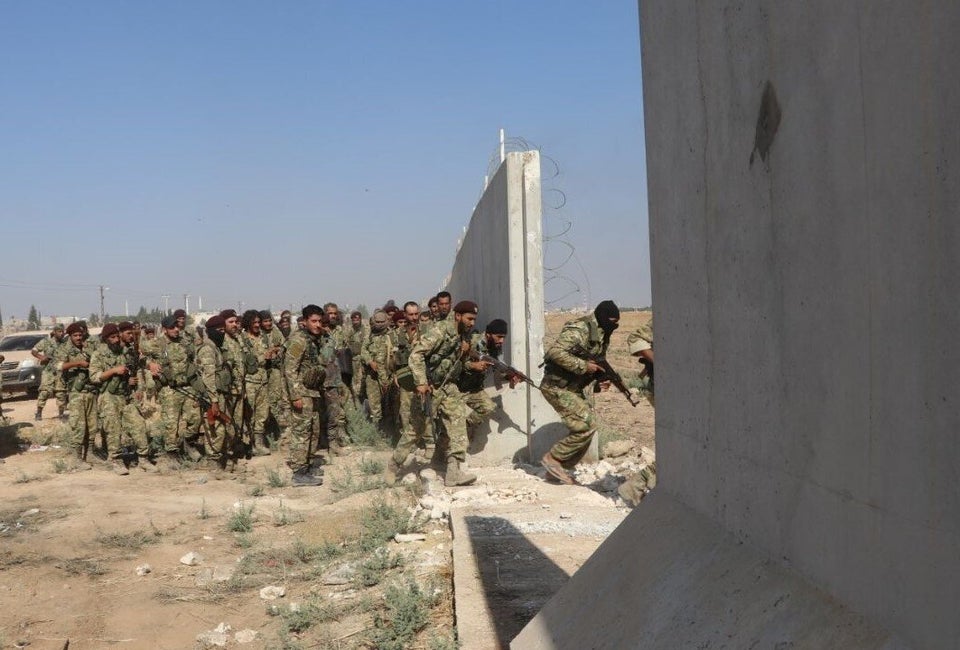 Μέλη του Συριακή Εθνικού Στρατού μπαίνουν στη ΒΑ Συρία.