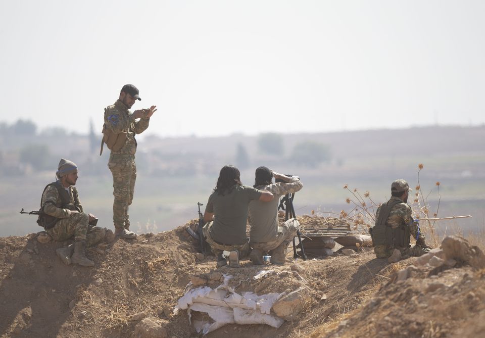 Μέλη του Συριακή Δημοκρατικού Στρατού εισέρχονται στην περιοχή ανατολικά του Ευφράτη, Τελ Αμπιγιάντ.