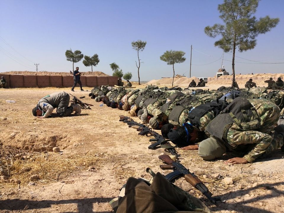 Μέλη του Συριακού Εθνικού Στρατού που μάχονται στο πλευρό του Ερντογάν, προσεύχονται. 