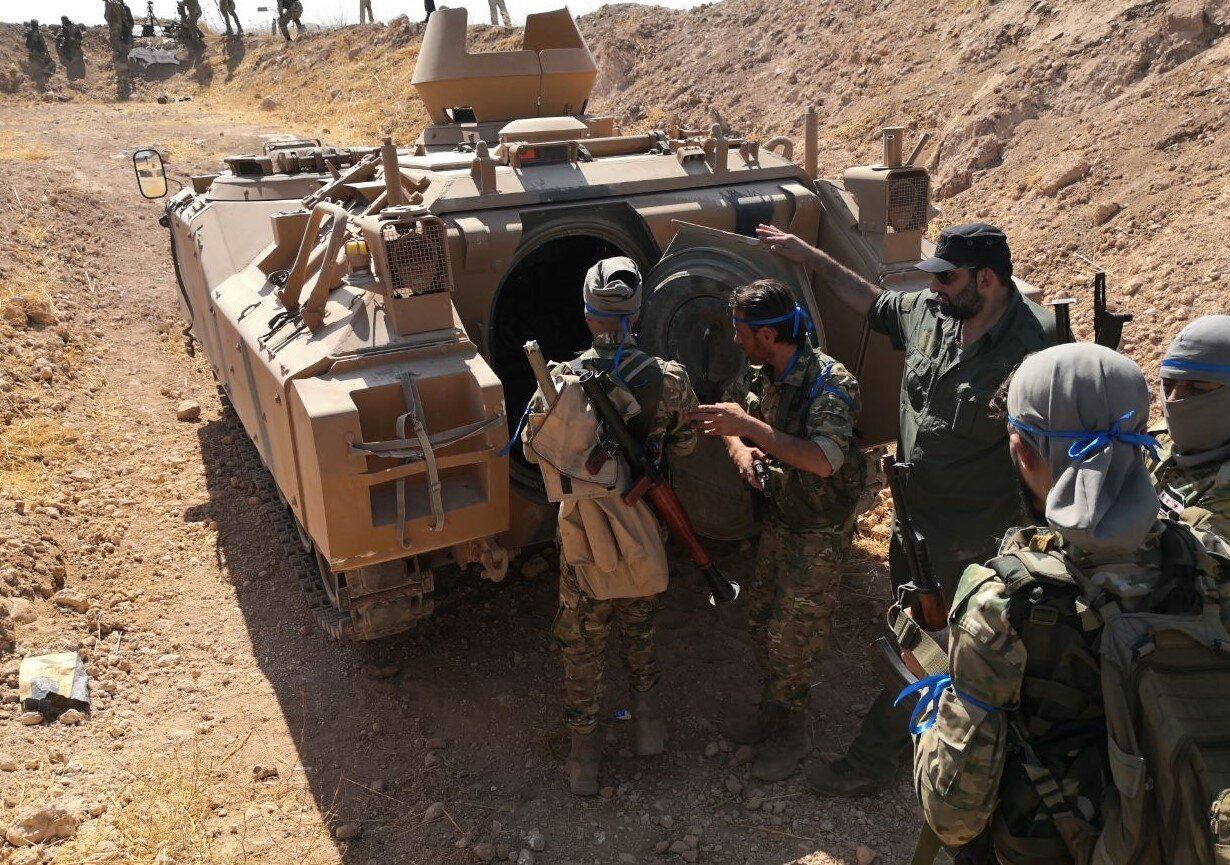 Αντάρτες του Συριακού Εθνικού Στρατού που στηρίζουν την Τουρκία ετοιμάζονται να μεταφερθούν ανατολικά του Ευφράτη για να στηρίξουν τις στρατιωτική εισβολή της Άγκυρας, Σανλιούρφα, Νότια Τουρκία.