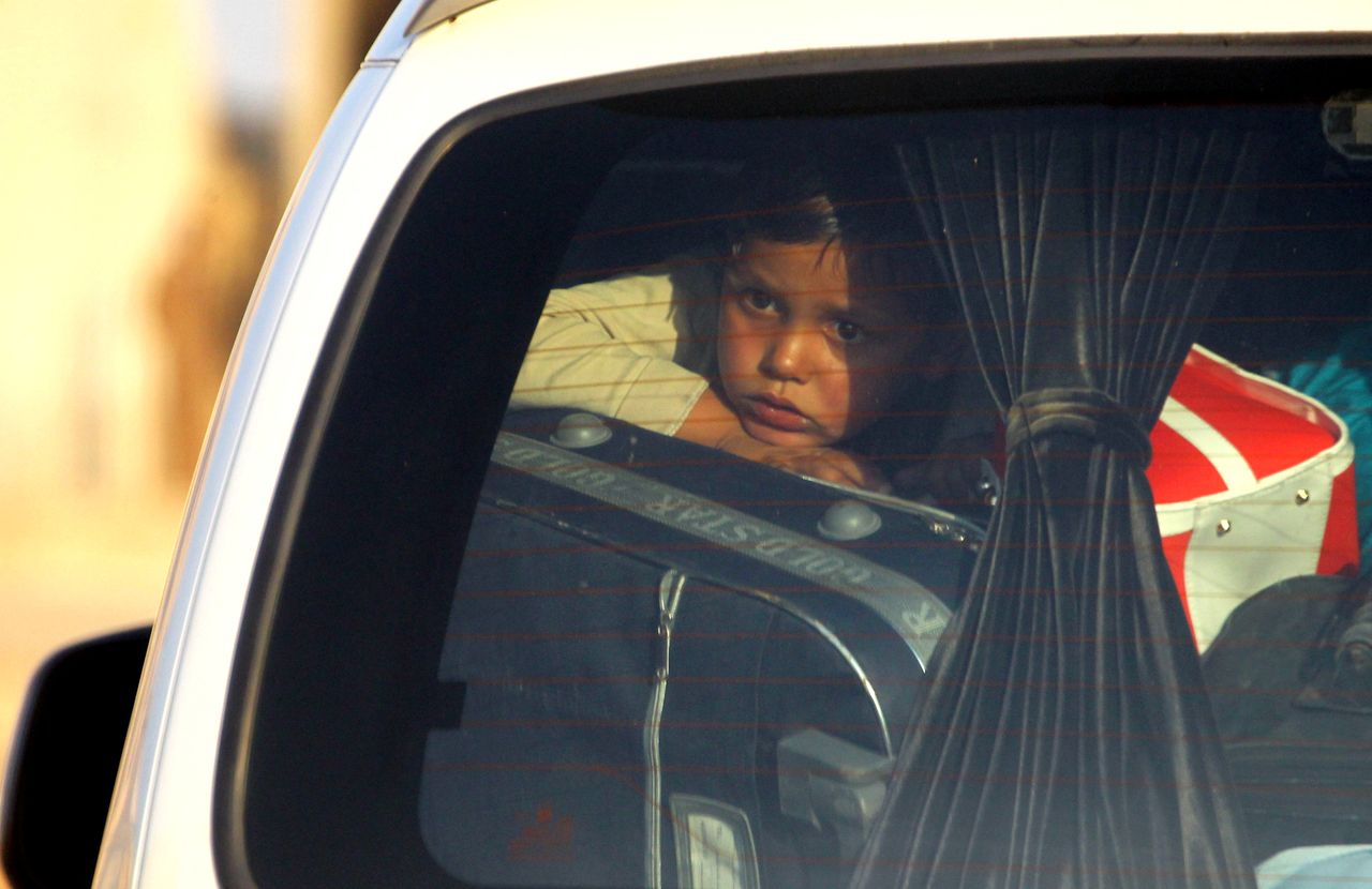 Ένα παιδάκι κοιτάζει από το παράθυρο του αυτοκινήτου. Είναι ανάμεσα στα υπάρχοντα που στοίβαξαν οι δικοί του κατά την απομάκρυνσή τους από το Τελ Αμπιγιάντ. 
