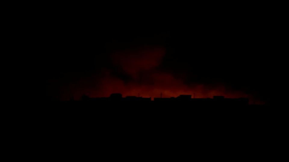 Οι βομβαρδισμοί και φωτιές βάφουν κόκκινο τον ουρανό στην Τελ Αμπιγιάντ. 