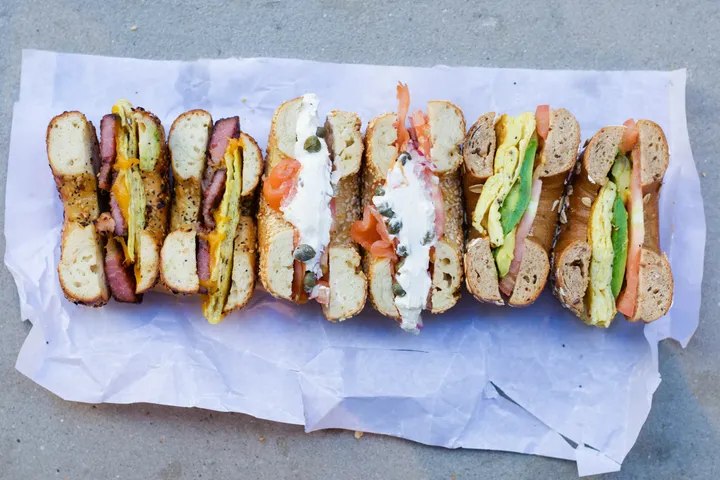 Les bagels de Black Seed, &agrave; New York, sont une combinaison des styles montr&eacute;alais et new-yorkais.