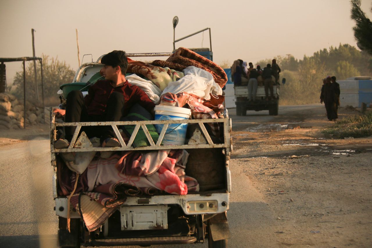 Ζωές και ένα ολόκληρο σπιτικό, φορτωμένο σε ένα φορτηγάκι, ΒΑ Συρία.