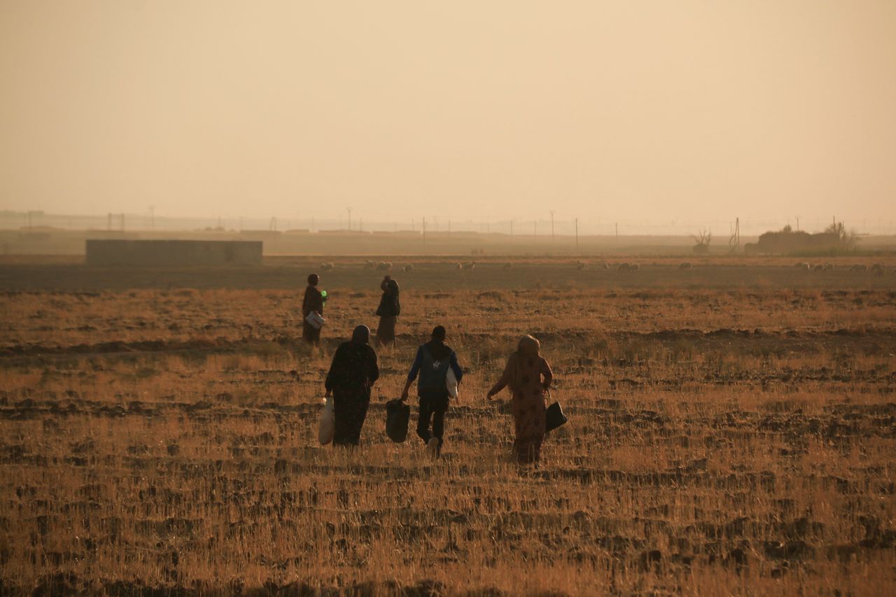 Εκκενώνουν τις πόλεις της ΒΑ Συρίας με κάθε μέσο. Ακόμη και αν χρειαστεί να περπατούν μέσα στα χωράφια. 