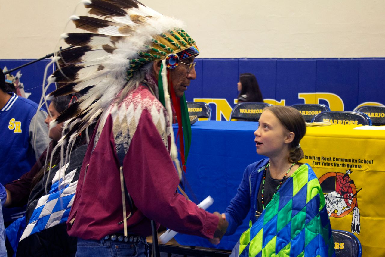 H Γκρέτα Τούνμπεργκ με τον αρχηγό των Ινδιάνων της Ντακότα, στις Ηνωμένες Πολιτείες. Οκτώβριος 2019.