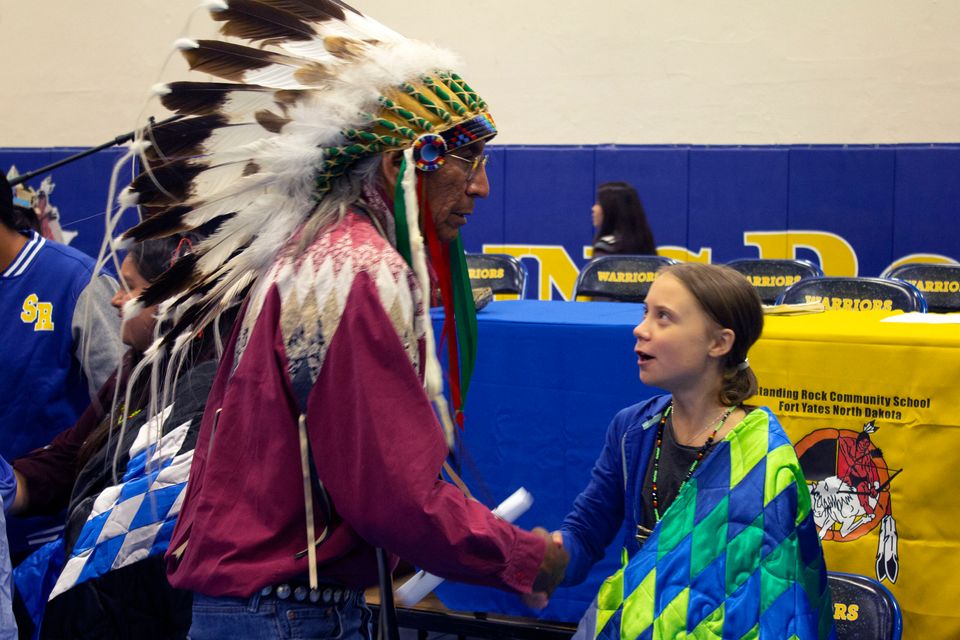 H Γκρέτα Τούνμπεργκ με τον αρχηγό των Ινδιάνων της Ντακότα, στις Ηνωμένες Πολιτείες. Οκτώβριος 2019.
