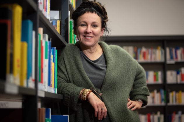 Olga Tokarczuk reçoit son Nobel avec un an de retard, mais s'excuse de l'avoir annoncé...