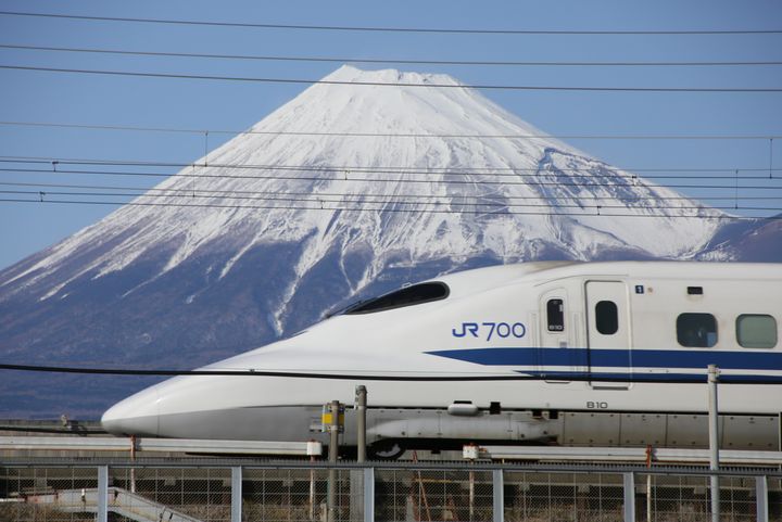 富士山を背にして走行する東海道新幹線の車両＝静岡県富士市 
