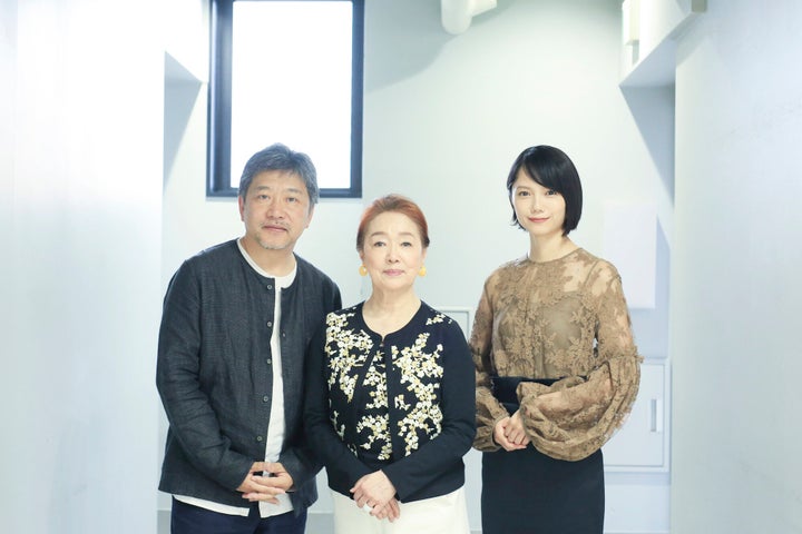 (左から)是枝裕和監督、宮本信子さん、宮﨑あおいさん