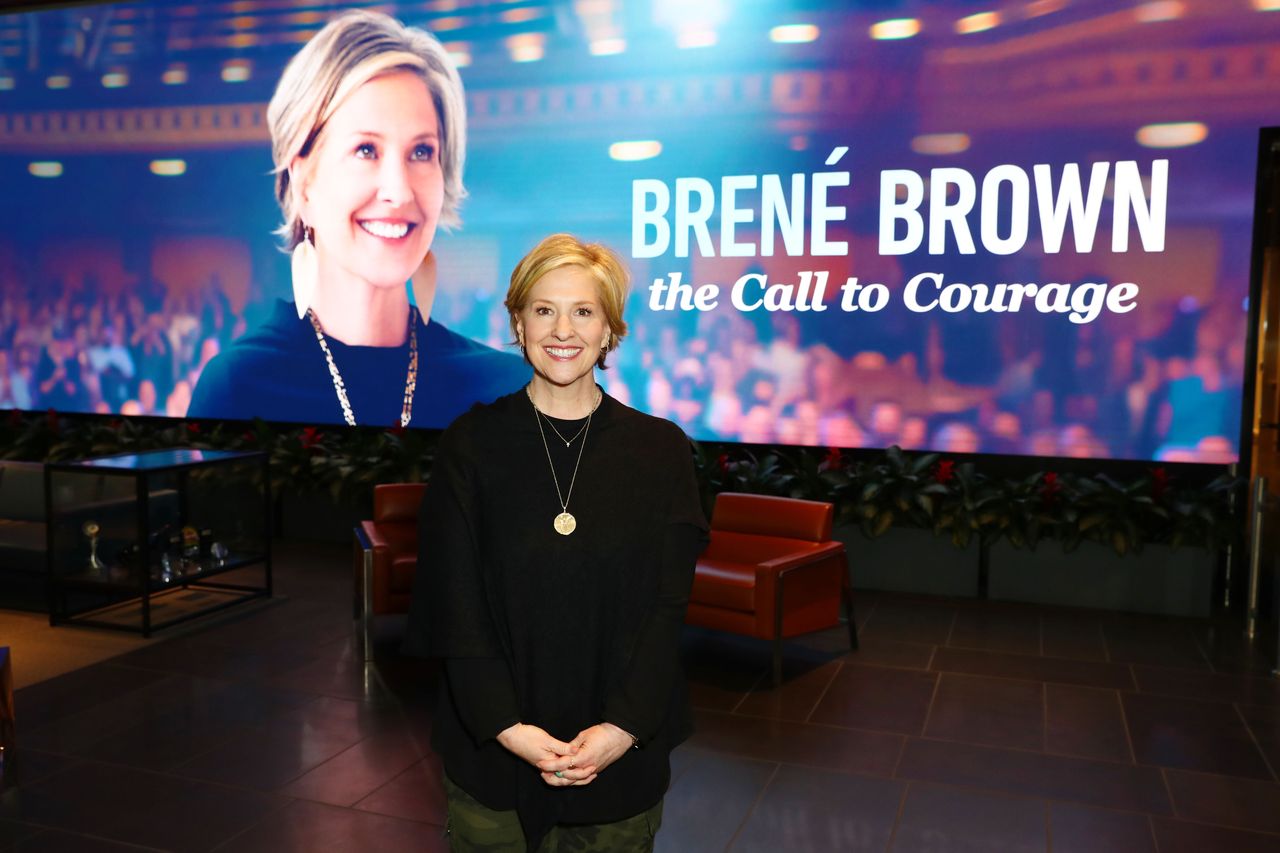 Η Μπρενέ Μπράουν στο πλατό της εκπομπής της, Απρίλιος 2016, Λος Άντζελες. 