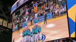 Castellers y una estelada en un partido de la