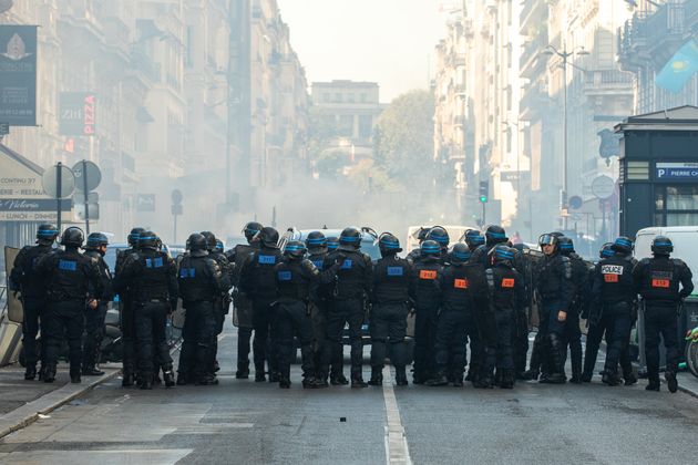 Gilet Jaune Et Policier Le Capitaine Accusé Doutrage