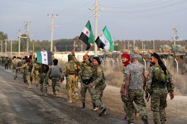 Aντάρτες του συριακού Απελευθερωτικού Στρατού επιστρέφουν πεζοί προς τα σύνορα υποστηριζόμενοι από τις τουρκικές ένοπλες δυνάμεις. Οκτώβριος 2019.