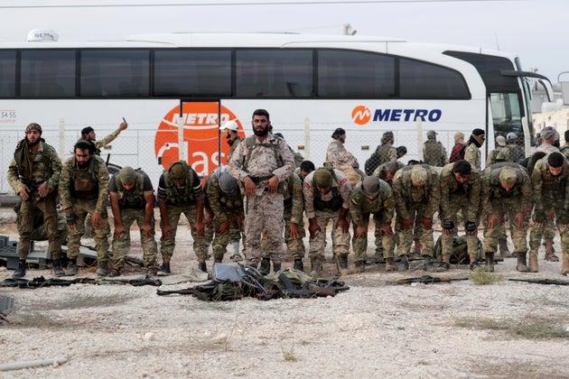 Aντάρτες του συριακού Απελευθερωτικού Στρατού προσεύχονται κοντά στα σύνορα Τουρκίας - Συρίας. Οκτώβριος 2019.