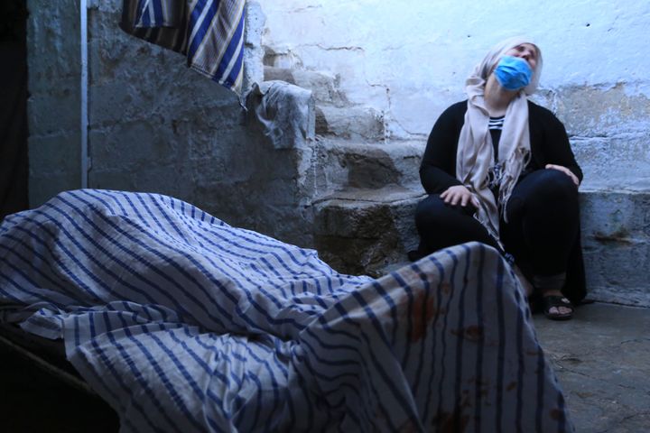 Γυναίκα θρηνεί δίπλα στη σορό συγγενικού της προσώπου που σκοτώθηκε κατά τους τουρκικούς βομβαρδισμούς. Γκαμισί, Συρία, 10 Οκτωβρίου 2019. (AP Photo/Baderkhan Ahmad)