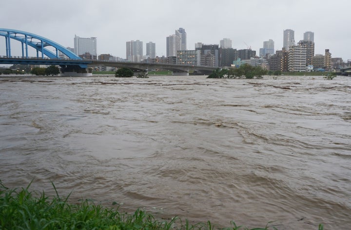 台風１９号の影響により、増水した多摩川＝東京都大田区 