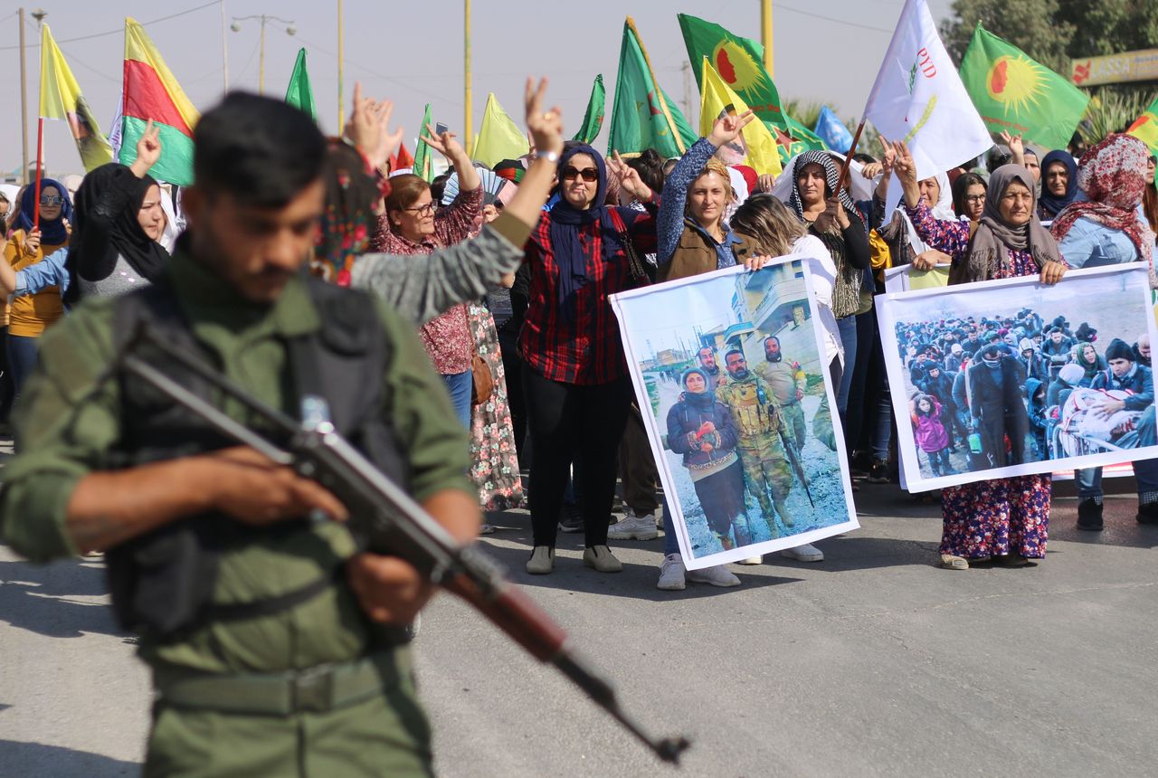 Μέλος της Στρατιωτικής Δύναμης Εσωτερικής Ασφαλείας του Κουρδιστάν στη διαδήλωση διαμαρτυρίας κατά της τουρκικής εισβολής
