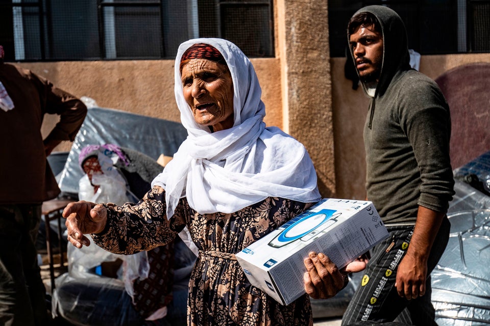 Οι Σύροι που εκτοπίστηκαν από τα σπίτια τους στη Ρας Αλ Αίν λαμβάνουν ανθρωπιστική βοήθεια στην πόλη Ταλ Ταμρ