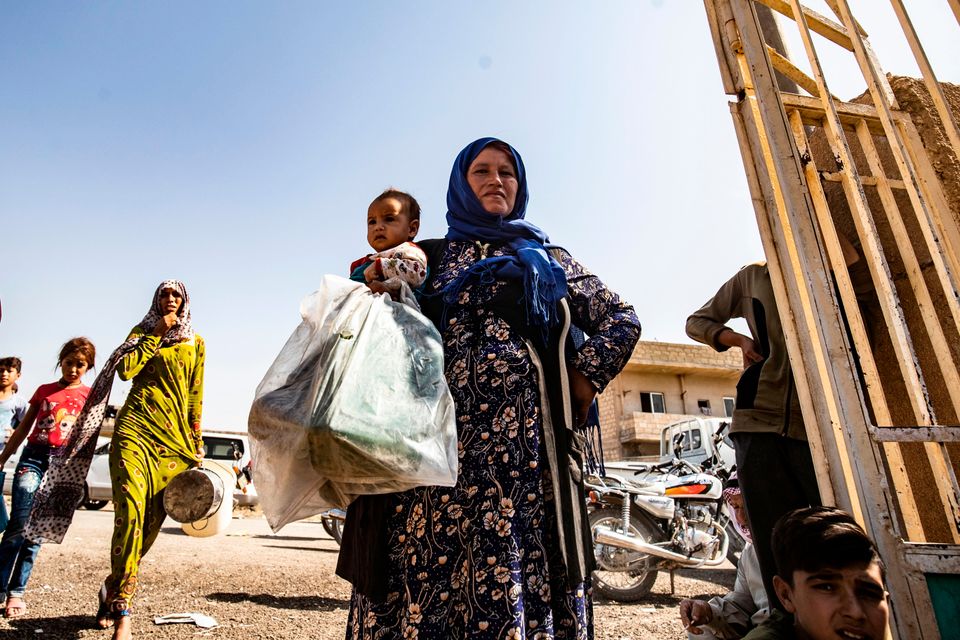 Οι Σύροι που εκτοπίστηκαν από τα σπίτια τους στη Ρας Αλ Αίν λαμβάνουν ανθρωπιστική βοήθεια στην πόλη Ταλ Ταμρ