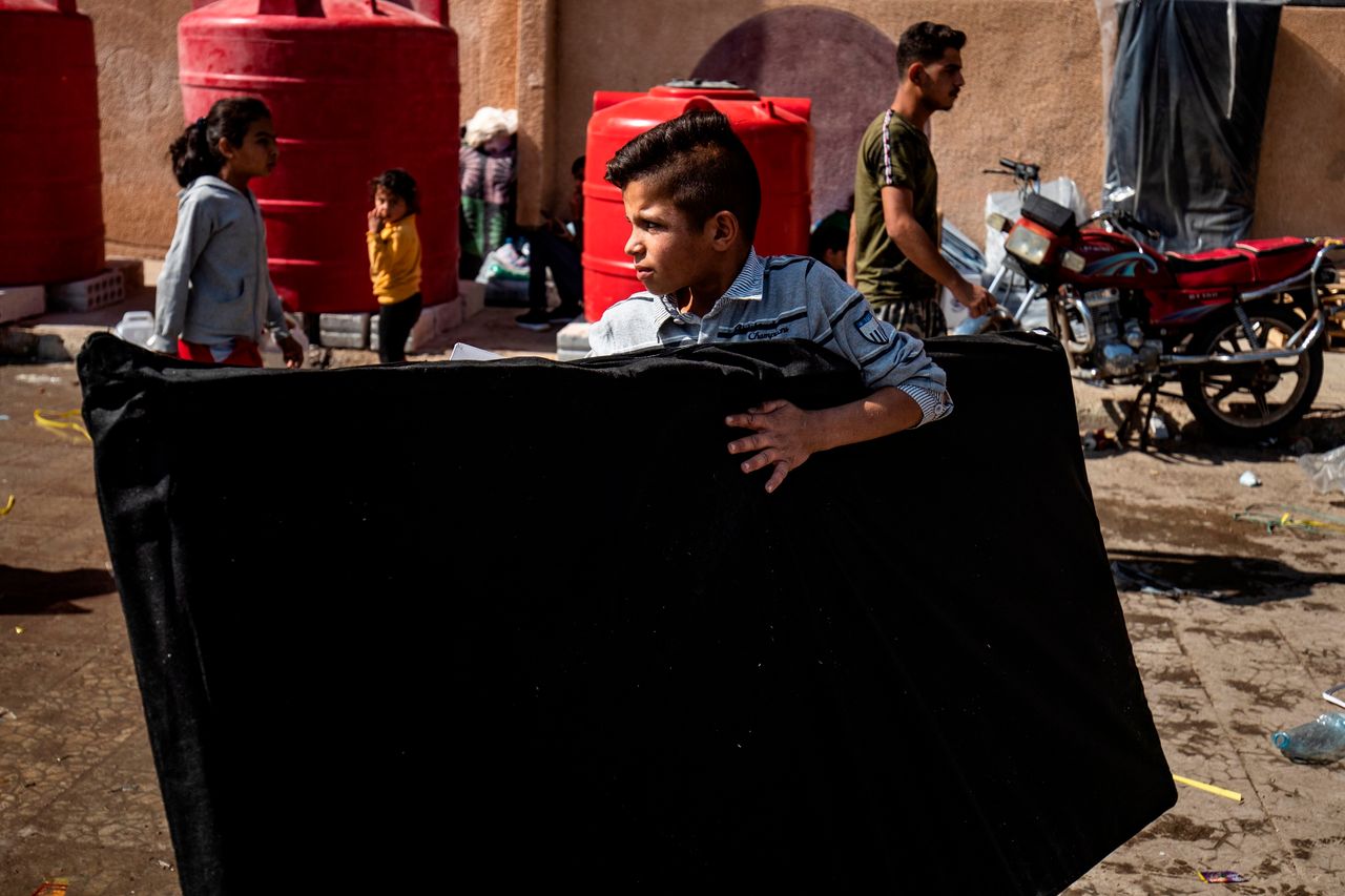Οι Σύροι που εκτοπίστηκαν από τα σπίτια τους στη Ρας Αλ Αίν λαμβάνουν ανθρωπιστική βοήθεια στην πόλη Ταλ Ταμρ