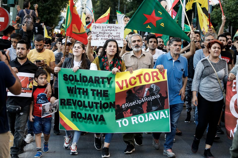«Ο Ερντογάν είναι τρομοκράτης»: Πορεία διαμαρτυρίας Κούρδων σε Αθήνα και