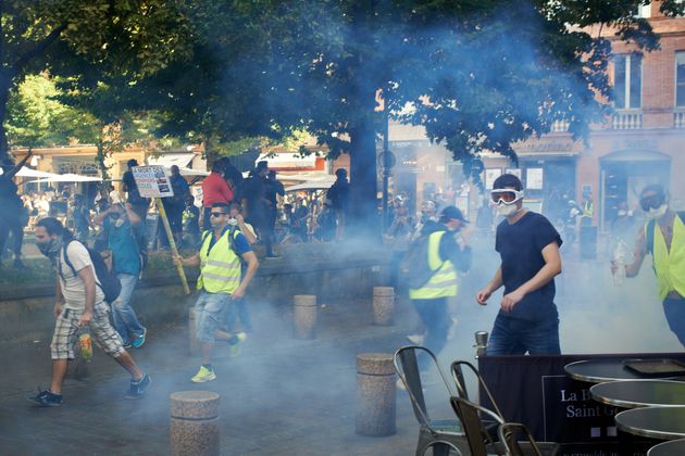 Plusieurs Milliers De Gilets Jaunes à Toulouse Sous Les Gaz