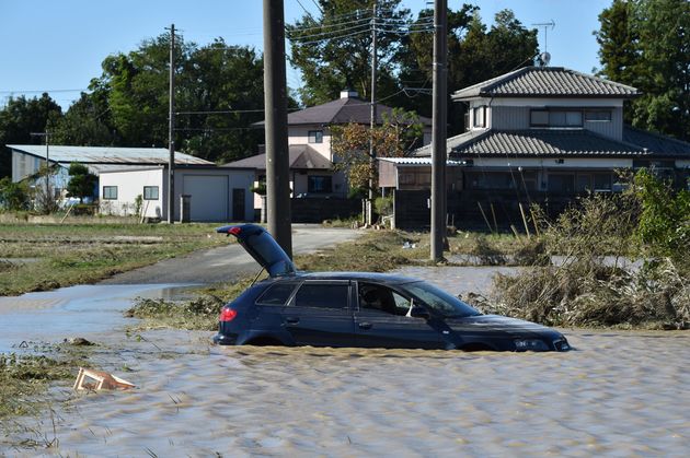 Une voiture dans une zone inondée à Higashimatsuyama, dans la région de Saitama,...
