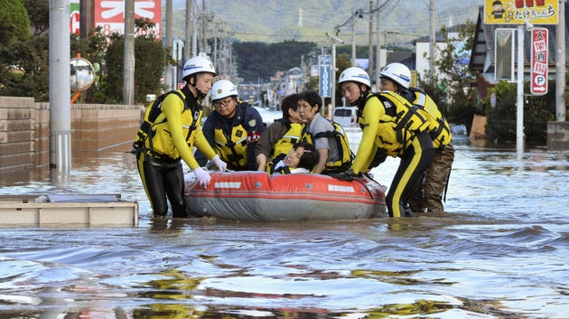 Des habitants secourus à Iwaki, dans la région de Fukushima, ce 13