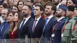 Cachondeo por un detalle en esta foto de Abascal, Rivera y Casado en el desfile: si te fijas bien, lo