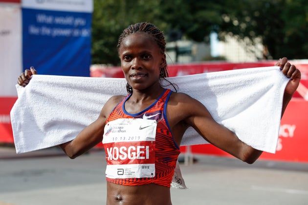 Maratona, cade anche il muro delle due ore e 15 minuti tra le donne