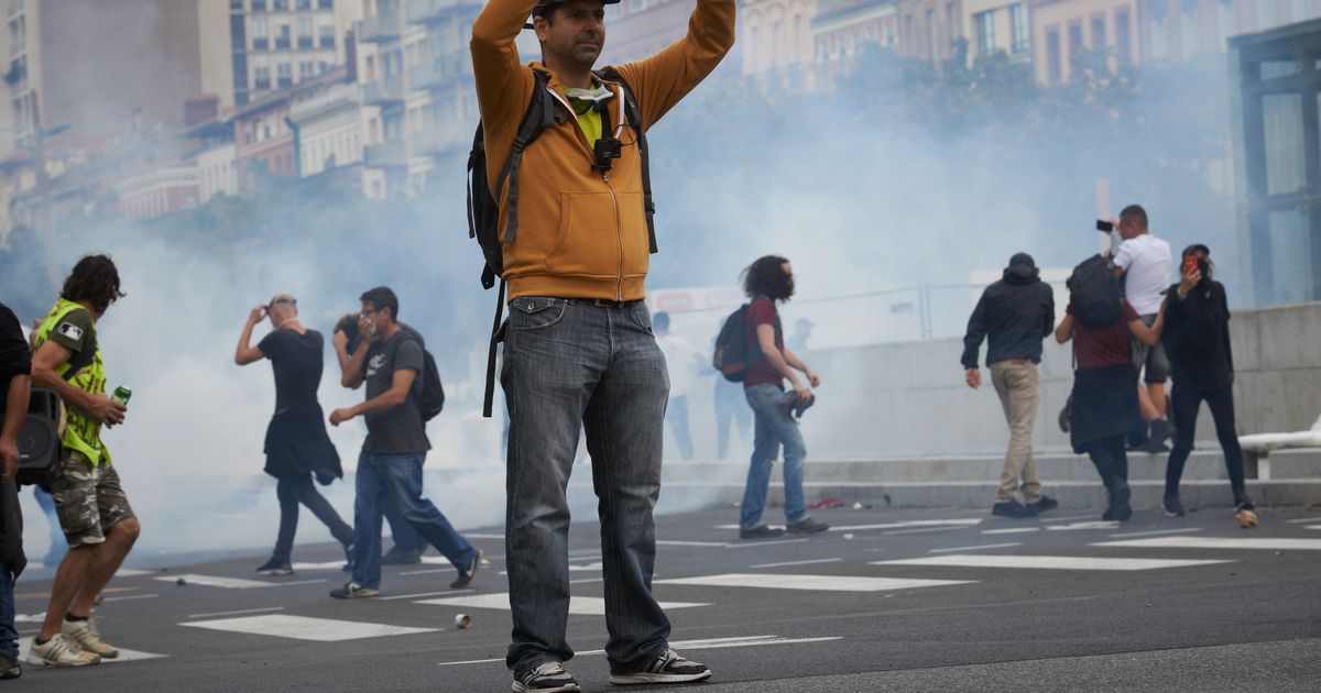 Plusieurs Milliers De Gilets Jaunes à Toulouse Sous Les Gaz