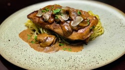 Delicias de pollo con vino Marsala, tallarines y champiñones al