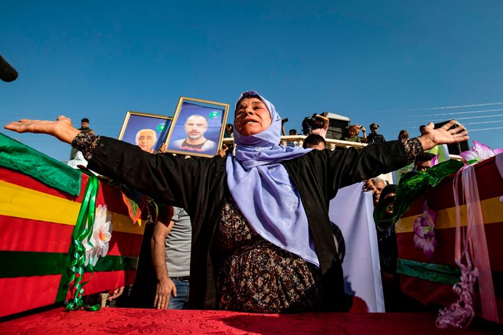 Θρήνος στην κηδεία της Κούρδισσας πολιτικού Χεβρίν Χαλάφ. 