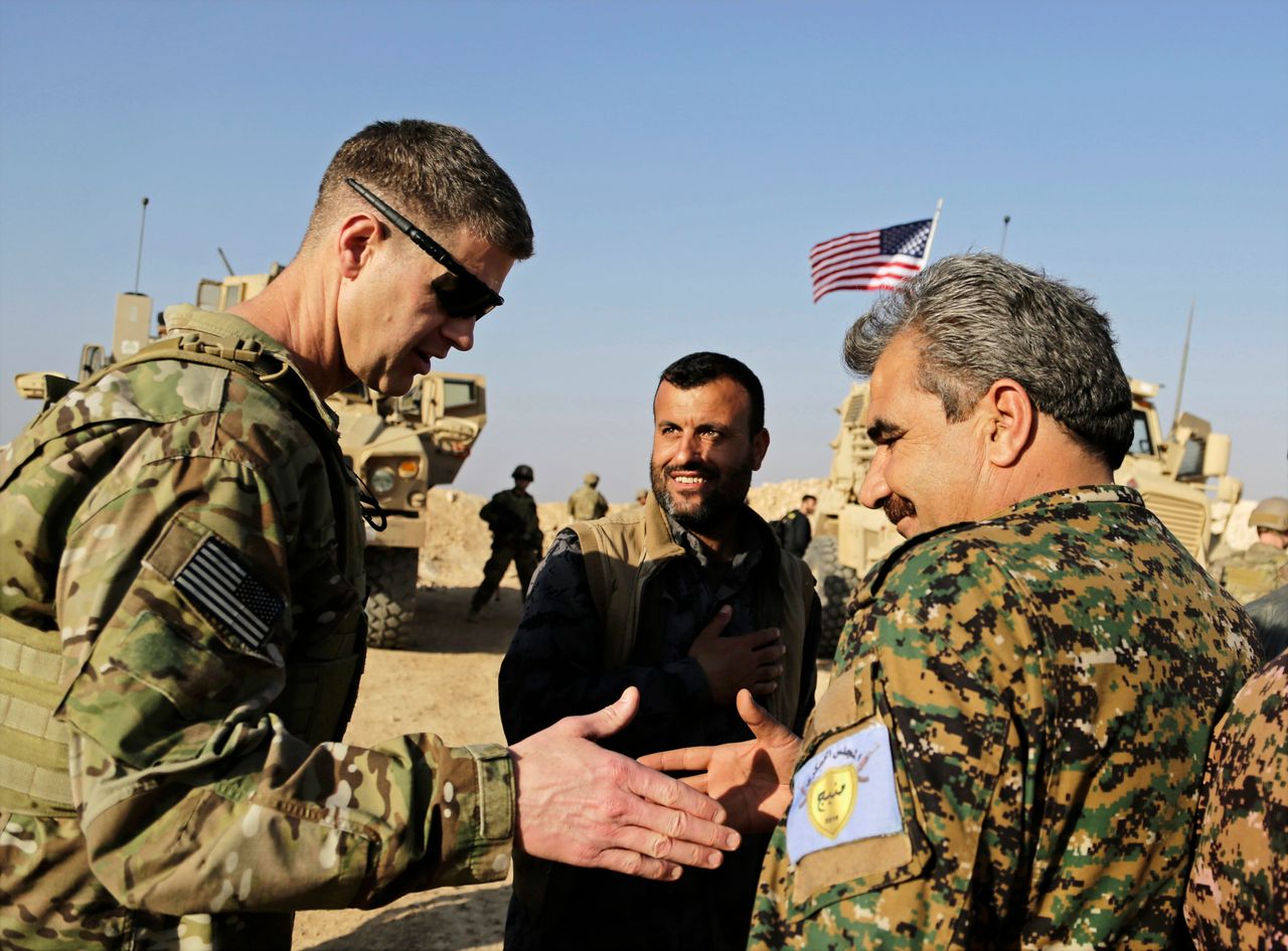 Όταν τον Φεβρουάριο του 2018 αξιωματικός του Αμερικανικού Στρατού ευχαριστούσε για τη συνεργασία τον διοικητή του στρατιωτικού συμβουλίου στην Μανμπίτζ. 