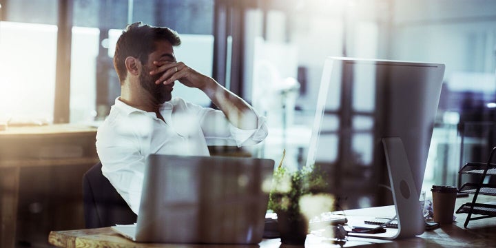 Οσοι «πάσχουν» από το σύνδρομο burnout αισθάνονται μονίμως κόπωση, νύστα, βαρεμάρα και νευρικότητα.