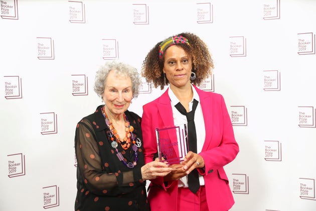 Οι νικήτριες του βραβείου Man Booker, Μαργκαρετ Ατγουντ και Μπερναρντίν Εβαρίστο. 