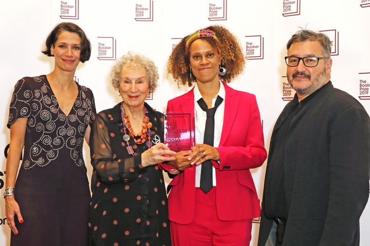 Από αριστερά προς δεξιά: Η διευθύντρια λογοτεχνίας για το βραβείο Booker Γκάμπι Γουντ, η Μαργκαρετ Ατγουντ, η Μπερναρντίν Εβαρίστο και ο πρόεδρος της κριτικής επιτροπής Πίτερ Φλόρενς. 