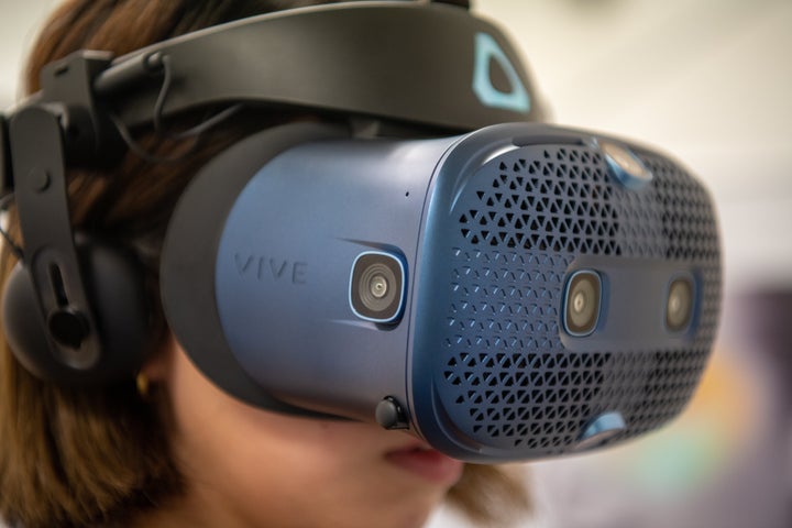 HTCから発売された「VIVE COSMOS」のHMD。人間工学により設計された快適さと、解像度の高さに感激の声が上がった