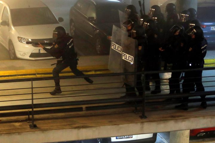 Policías antidisturbios durante los altercados que se han producido en el parking del aeropuerto El Prat de Barcelona.