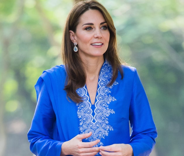 Kate durante la visita alla scuola di Islamabad