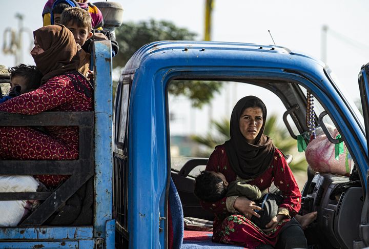 Οικογένειες στη ΒΑ αναγκάζονται να εγκαταλείψουν τα σπίτια τους που βρίσκονται στο δρόμο των τουρκικών δυνάμεων εισβολής. 