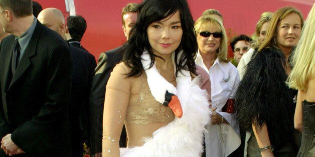 UNITED STATES - MARCH 25: Bjork, Best Song nomminee for 'Dancer in the Dark' arriving for the 73rd Academy Awards 3/25/01. (Photo by Vinnie Zuffante/Getty Images)