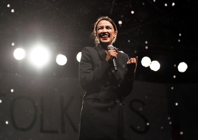 Ocasio-Cortez sosterrà Sanders nella corsa alla Casa Bianca. Schiaffo a Warren