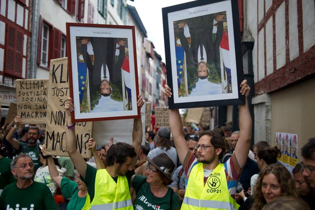 Des manifestants brandissant des portraits d'Emmanuel Macron à Bayonne, le 25