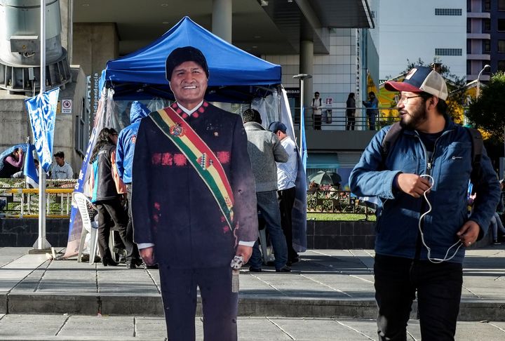 Un viandante se 'cruza' con una figura de Evo Morales en La Paz (Bolivia).